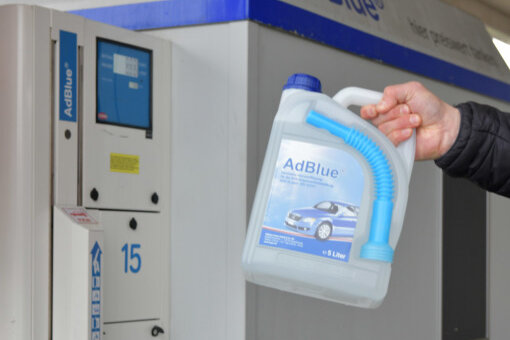 Obwohl die Preise für Adblue explodiert sind, ist der Diesel-Zusatz auch an einigen Tankstellen in der Region ausverkauft. 