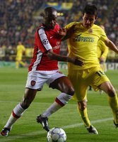 Adebayor lässt Arsenal hoffen - Abwehrchef William Gallas (l.) musste verletzt raus