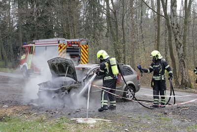 Adelsbergturm: Renault brennt völlig aus - Autobrand am Dienstagmittag in Euba