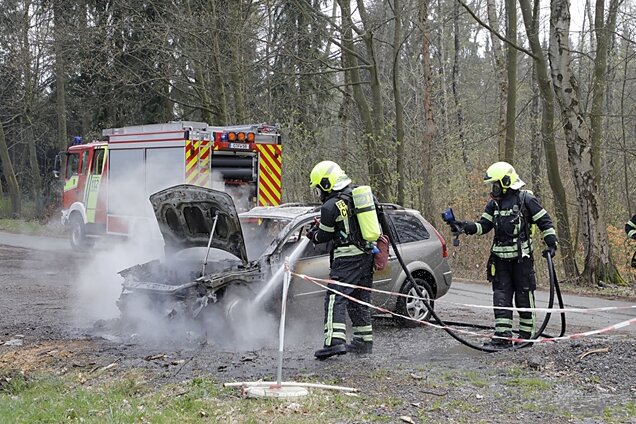 Adelsbergturm: Renault brennt völlig aus - Autobrand am Dienstagmittag in Euba