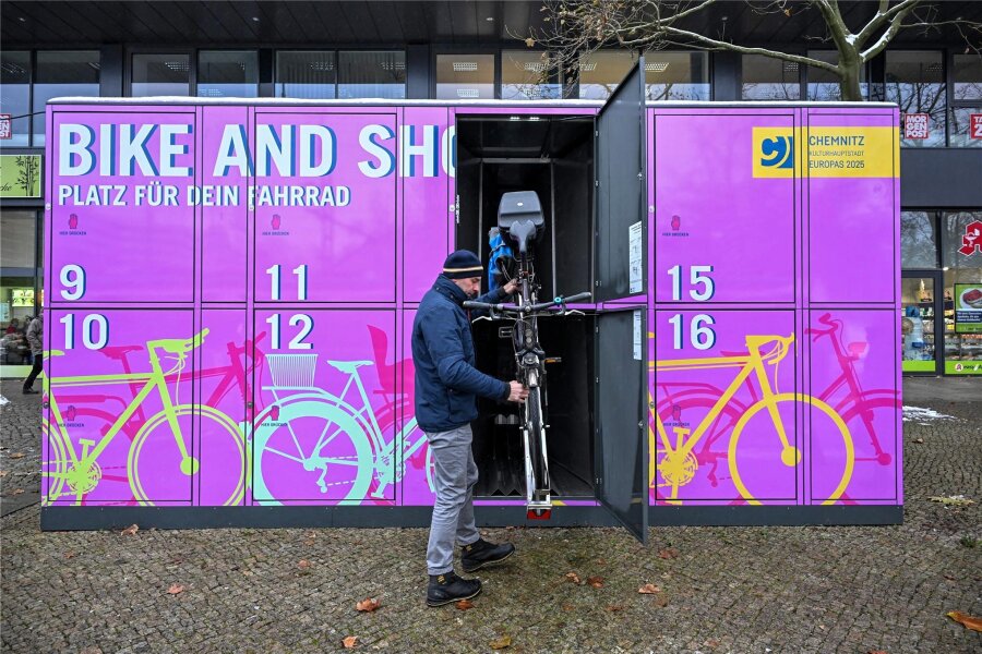 ADFC schlägt Alarm: Fahrradparkhäuser in Chemnitz vor dem Aus? - Das Rathaus will den Radverkehr fördern: Zuletzt wurden an drei Stellen (im Foto: Straße der Nationen) Fahrradgaragen in Betrieb genommen. Geplant sind überdies zwei Fahrradparkhäuser. Ob sie kommen, ist nun fraglich.