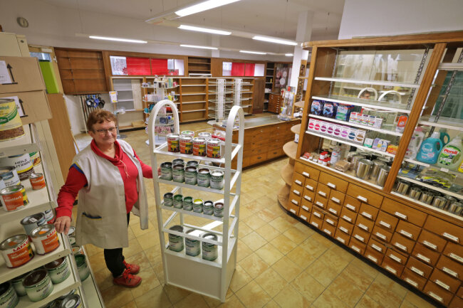 Adler-Drogerie in Glauchau schließt: Fast alle Regale sind leer - Die Adler-Drogerie hat am Dienstag zum letzten Mal geöffnet. In den Regalen stehen nur noch vereinzelt Produkte.  