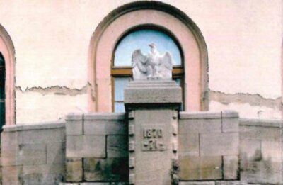 Adlerfigur aus Stein in Markneukirchen gestohlen - Der gestohlene Adler vom Markneukirchner Denkmal.