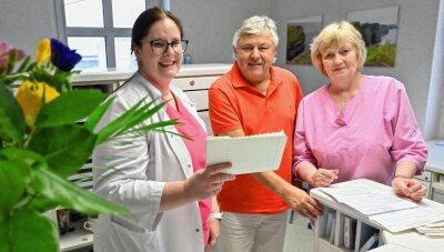 Adorf bekommt neue Ärztin - Dr. Juliane Karl (links) übernimmt ab April die Hausarztpraxis von Dr. Christoph Rürup. Schwester Birgit Vogelsang, die seit 32 Jahren in der Praxis tätig ist, wird sie bei ihrem Neuanfang unterstützen. 