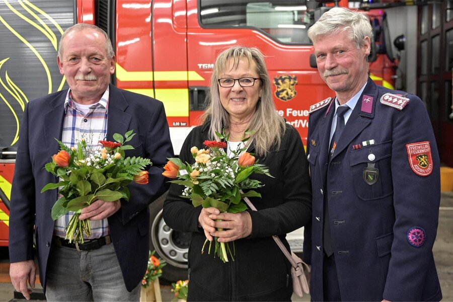 Adorfer Feuerwehr: Vorfreude auf neues Tanklöschfahrzeug - Der Vorsitzende des Feuerwehrvereins Martin Geipel (rechts) nahm Gisela Puhlfürst und Gerd Lamprecht als Ehrenmitglieder auf, ebenso Bärbel Rippl, die nicht im Bild ist.