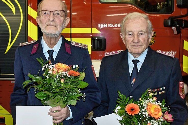 Adorfer Feuerwehr zeichnet aus - Karl Heinz Kaiser (links) erhielt das Ehrenkreuz für 60 Jahre Mitgliedschaft und Georg Pfretzschner für 70 Jahre, nicht auf dem Foto ist Horst Philipp (70 Jahre). 