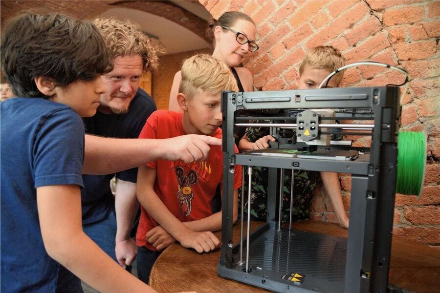 Adorfer Jugendliche probieren sich im 3D-Druck aus - Insgesamt zwölf Kinder nehmen an einem Projekt der Möglichmacherei Adorf dem Verein Kreatives Chemnitz teil. Lars Fassmann (zweiter von links) erklärt ihnen den 3D-Drucker.