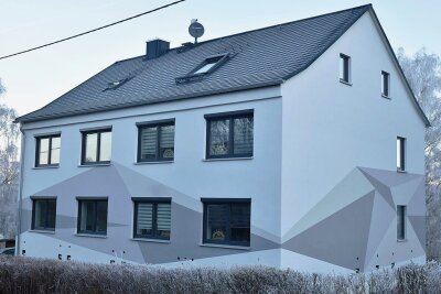 Adorfer Klimaschutz-Vorzeigehaus wird mit Verzug fertig - Total verwandelt: Das Haus Remtengrüner Weg 31 in Adorf.