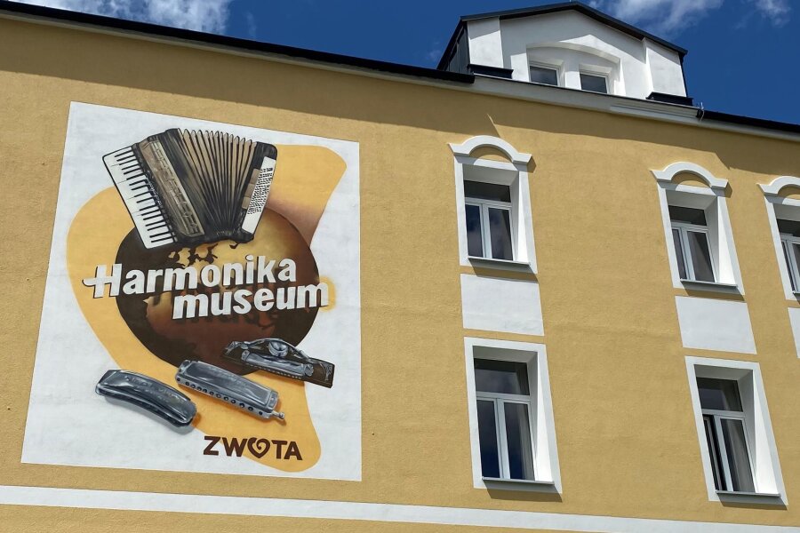 Adorfer Nico Roth gestaltet großes Wandbild für das Harmonikamuseum Zwota - Ein Wandbild von Nico Roth aus Adorf wirbt seit dieser Woche für das Harmonikamuseum Zwota.