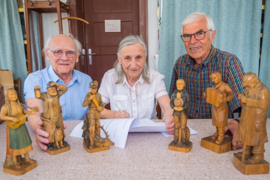 Lothar und Christine Hartmann, die Enkelin von Max Bochmann, sowie Roland Rößler (r.), der Vorsitzende des Vereins für Orts- und Heimatgeschichte Adorf, mit Stücken aus dem Nachlass von Max Bochmann.
