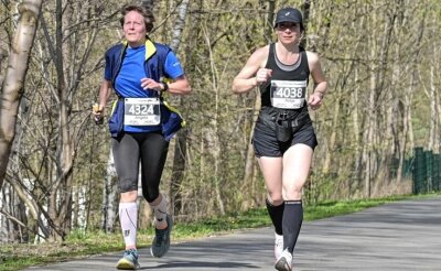 Adorferin läuft auf Platz 4 - Angela Frisch vom ESV Lok Adorf (links) ist auf der Marathon-Distanz Gesamt-Vierte der Frauen und Siegerin der W 55. 