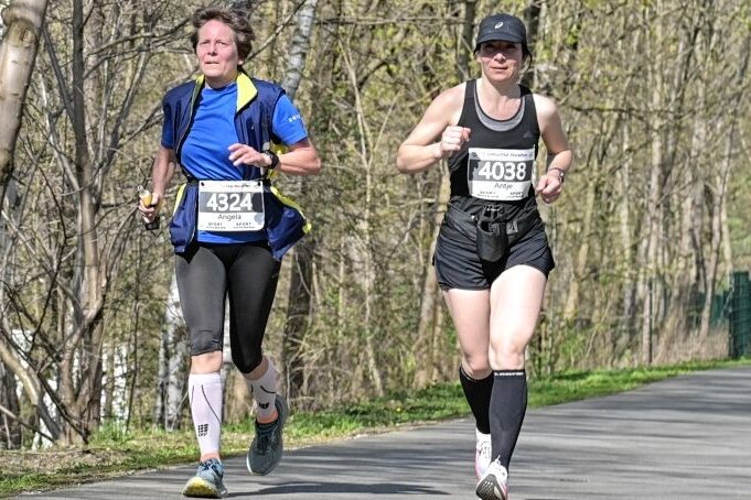 Adorferin läuft auf Platz 4 - Angela Frisch vom ESV Lok Adorf (links) ist auf der Marathon-Distanz Gesamt-Vierte der Frauen und Siegerin der W 55. 