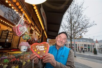 Advent: Dieses Jahr nur wenige Verkaufsstände in der Plauener Innenstadt - Yacek Wiecek aus Küps sorgt auf dem Plauener Postplatz mit Schoko-Früchten und Lebkuchenherzen für einen Hauch Adventsgefühl.