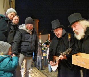 Advents-Endspurt in historischen Mauern - Auf Schloss Voigtsberg in Oelsnitz ist am Wochenende nach zwei Jahren Pause wieder historischer Weihnachtsmarkt. Das Vokal-Duo Die Traminer aus Dresden sang 2018 hier alte, klassische Weihnachtslieder.