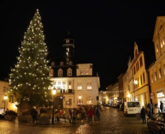 Adventsauftakt mit angezogener Bremse - In Eibenstock gibt es den Weihnachtsladen, Mike Wünscher ist einer der Händler. Weihnachtlich beleuchtet ist der Markt in Schwarzenberg, Drehorgelspieler Frank Reuter stand zur Einkaufsnacht in Zwönitz an der Postmeilensäule (rechts). 