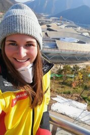 Selfie mit Olympiabahn: Zum Start in die Rodelsaision diesen Winter durfte Julia Taubitz eine Woche lang die künftige Olympiabahn im chinesischen Yanqing testen.