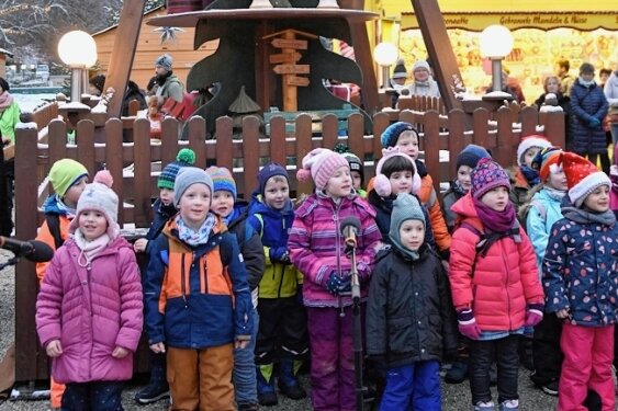 Adventsfest läuft - Zum Festauftakt gestalteten die Kindergartenkinder vom Elsternest ein kleines Programm.