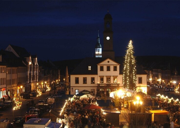 Weihnachtsmarkt auf den Platz vor dem Rathaus in Rochlitz