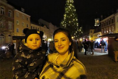 Adventszeit klingt mit Lichterfest in Werdau aus - Nelio (links) und Sina Lohse besuchten das Lichterfest in Werdau.