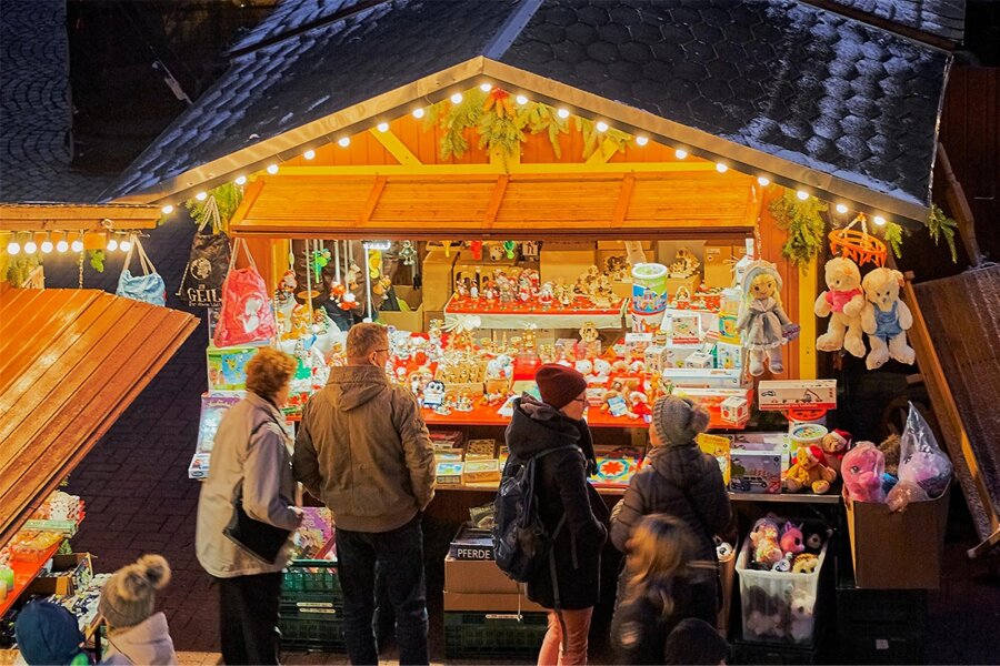 Adventszeit rückt näher: Was in der Region Crimmitschau und Werdau los ist - Auf dem Crimmitschauer Weihnachtsmarkt werden die Gäste 20 dekorierte Buden finden. Auf der Bühne öffnet Santa Claus den Weihnachtskalender immer pünktlich um 15.30 Uhr.