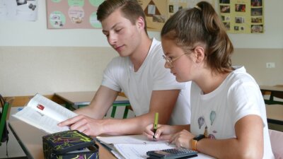Ältere Schüler stehen jüngeren zur Seite - Gemeinsam gehen Elftklässler Friedrich Melzer und Chiara Fleischer aus der Klasse 7a einige Mathematikaufgaben durch. 