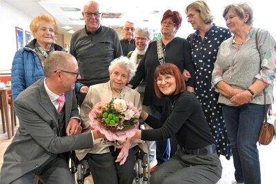 Älteste Freibergerin feiert 104. Geburtstag - Käthe Scheffrahn an ihrem 104. Geburtstag mit Gratulanten im Freiberger Seniorenheim „Johanna Rau“.