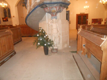 Älteste Kirche in Plauen verwüstet - Eine dünne Pulverschicht bedeckt den Innenraum der Johanniskirche.