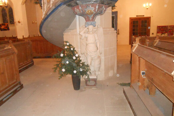 Älteste Kirche in Plauen verwüstet - Eine dünne Pulverschicht bedeckt den Innenraum der Johanniskirche.