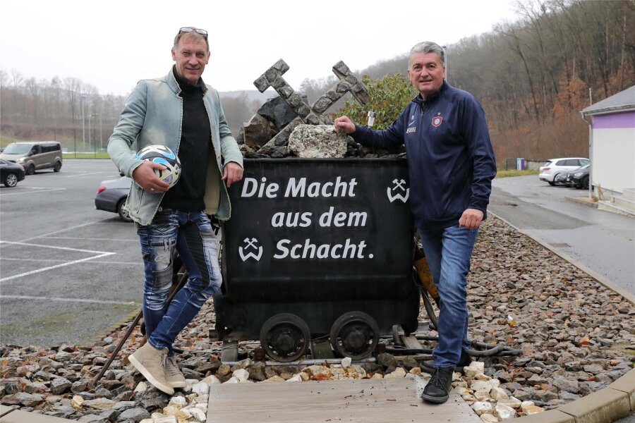 Ära bei Erzgebirge Aue endet: Peter Höhne hört nach 40 Jahren auf - Neuer Pressesprecher übernimmt - Lars Töffling (l.) folgt Peter Höhne als Pressesprecher beim FC Erzgebirge Aue.