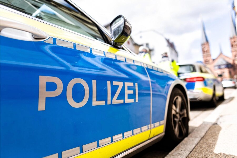 Ärger am Fritscheplatz in Zwickau-Marienthal: Warum die Polizei mit einem großen Aufgebot ausgerückt ist - Die Polizei war am Montagnachmittag auf dem Fritscheplatz in Zwickau im Einsatz.