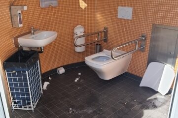 Ärger an den Schaukelbänken - Die Toilette am Spielplatz wurde beschädigt. 