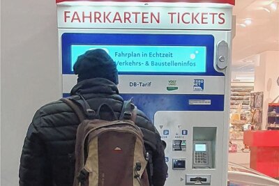 Ärger bei Zugreisenden im Vogtland: Bahn-Center geschlossen - Kundschaft frustriert - Minutenlang stehen Kunden an den beiden Automaten in Plauen, um ihm Tickets zu entlocken. Das bereitet, wenn Andrang herrscht, bei allen Beteiligten für Frust.