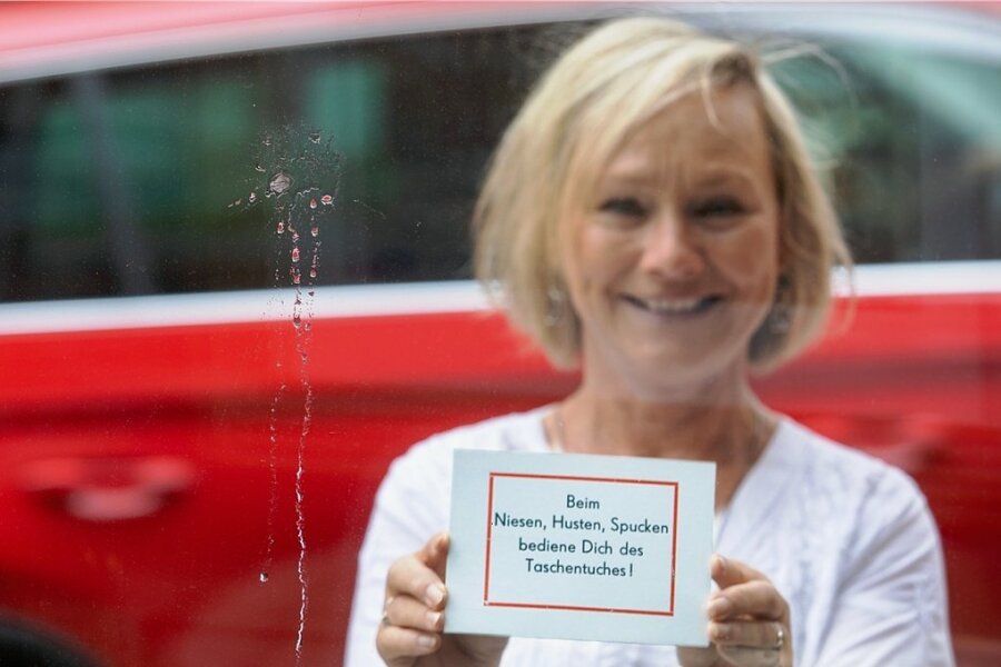 Ärger in Plauener Innenstadt: Bubble-Tea-Kunden bespucken Scheiben - Katrin Hager, die Inhaberin der Galerie am Altmarkt, geht mit Humor gegen die eklige Hinterlassenschaft an ihrem Schaufenster vor. Auch geparkteAutos werden attackiert. 