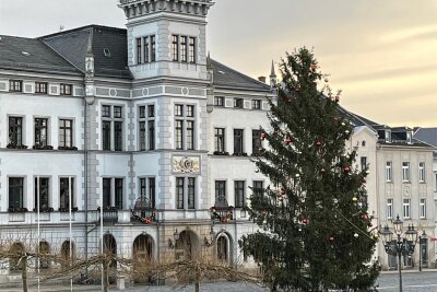 Ärger mit dem Weihnachtsbaum in Oelsnitz - Immer wieder dunkel statt festlich leuchtend: Der Weihnachtsbaum auf dem Marktplatz in Oelsnitz.