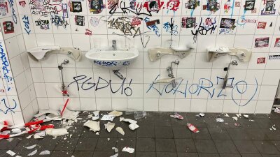 Ärger nach Sieg des FC Erzgebirge Aue: Lübeck-Fans zerstören Toiletten - Demolierte Sanitäranlagen hinterließen die Gästefans am Samstag im Erzgebirgsstadion.