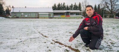Ärger über Furchen auf dem guten Rasen - Wo eigentlich Rasen sein sollte, liegt blanke Erde. Carsten Kienas, Chef des TSV Jahnsdorf, ist wütend und traurig. 