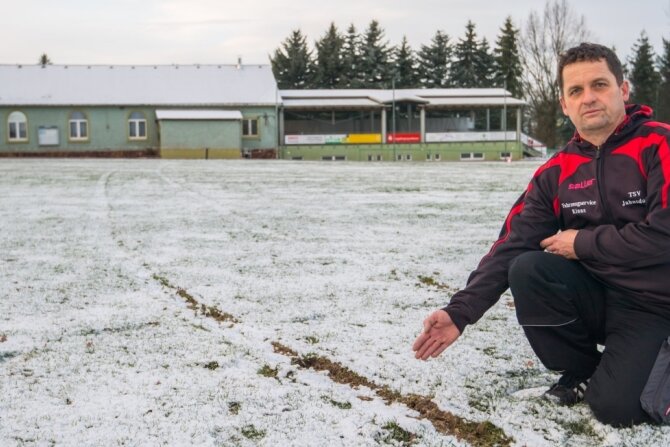 Wo eigentlich Rasen sein sollte, liegt blanke Erde. Carsten Kienas, Chef des TSV Jahnsdorf, ist wütend und traurig. 