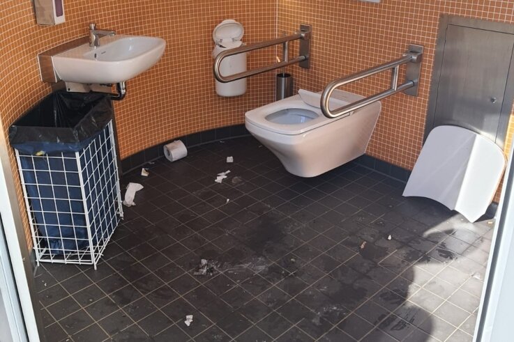 Vergangenen Sommer wurde die öffentliche Toilette am Spielplatz offenbar mutwillig beschädigt.