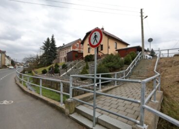 Ärger um kleine Brücke - Seit vier Jahren ist die kleine Fußgängerbrücke am Saarweg in Rothenbach gesperrt. 