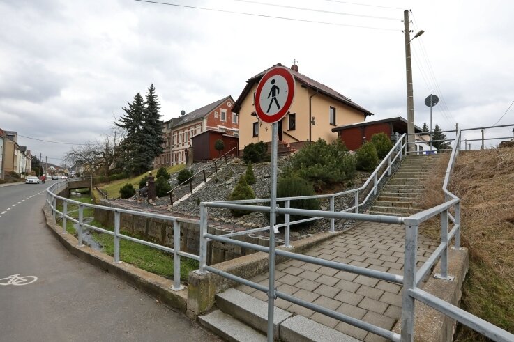 Ärger um kleine Brücke - Seit vier Jahren ist die kleine Fußgängerbrücke am Saarweg in Rothenbach gesperrt. 
