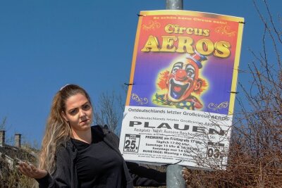 Ärger um Plakate: Zirkus Aeros muss in Plauen Werbung wieder abnehmen - Juliana Schmidt, Juniorchefin des Circus Aeros, ist sauer: Für die Plakate in Plauen werden die Schausteller ein Bußgeld zahlen müssen. 