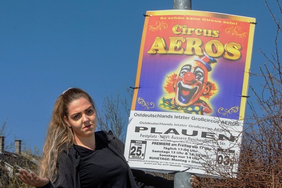 Ärger um Plakate: Zirkus Aeros muss in Plauen Werbung wieder abnehmen - Juliana Schmidt, Juniorchefin des Circus Aeros, ist sauer: Für die Plakate in Plauen werden die Schausteller ein Bußgeld zahlen müssen. 
