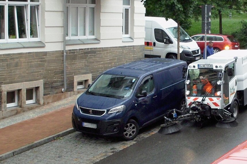 Die Reinigungsfahrzeuge müssen in Plauen um geparkte Autos manövrieren, der Schmutz am Bordstein bleibt derweil liegen.