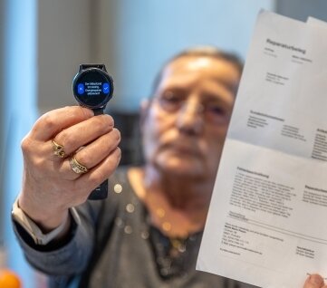 Ärger um teure Fitnessuhr treibt den Puls hoch - Käuferin Roswitha Silbersack mit der umstrittenen Smartwatch und Reparaturbelegen. 