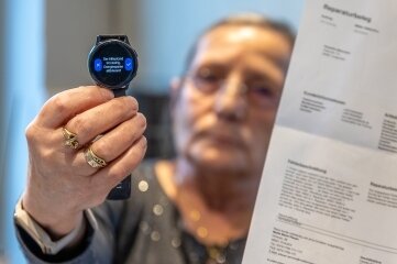 Käuferin Roswitha Silbersack mit der umstrittenen Smartwatch und Reparaturbelegen. 