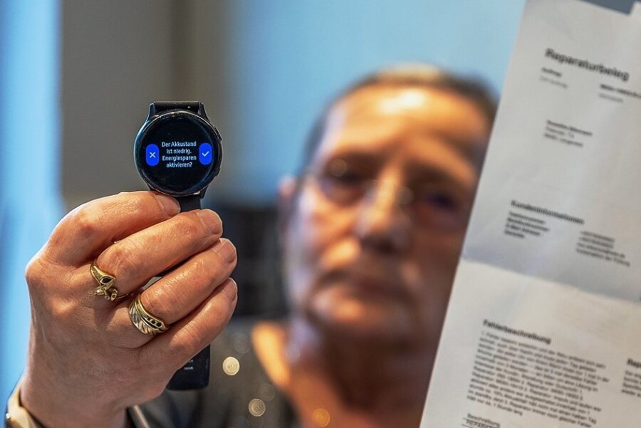 Käuferin Roswitha Silbersack mit der umstrittenen Smartwatch und Reparaturbelegen.