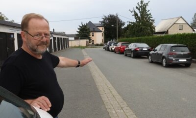 Ärger um zugeparkte Straßen am VW-Werk - Michael Eissmann gehört zu den Initiatoren einer Unterschriftenaktion, an der sich mehr als 100 Anwohner beteiligt haben. Sie wünschen sich, dass die Schlunziger Straße nicht mehr zugeparkt wird. 