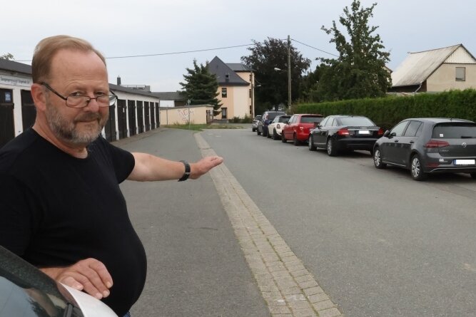 Ärger um zugeparkte Straßen am VW-Werk - Michael Eissmann gehört zu den Initiatoren einer Unterschriftenaktion, an der sich mehr als 100 Anwohner beteiligt haben. Sie wünschen sich, dass die Schlunziger Straße nicht mehr zugeparkt wird. 