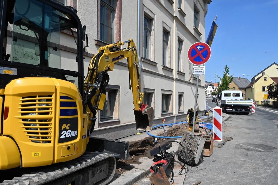 Ärger zum Schulstart: Baustelle vor der Grundschule in Hainichen - Vor dem Hortgebäude an der Gellertstraße in Hainichen werden in dieser Woche Kabel für das Glasfasernetz verlegt.