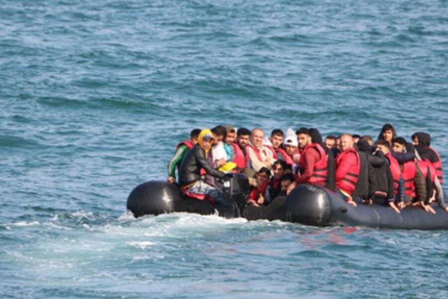 Ärmelkanal: Über 10.000 Überquerungen seit Jahresbeginn - Migranten versuchen in einem Schlauchboot den Ärmelkanal zu überqueren.
